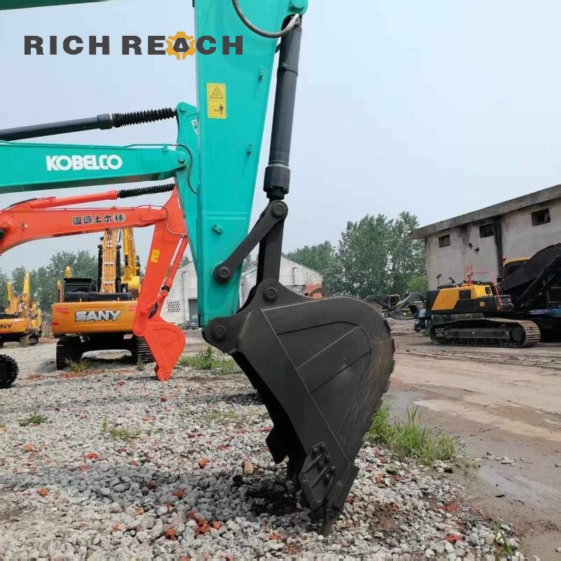 Large fuel tank and hydraulic reservoir of a 2017 Kobelco SK350LC excavator, priced at $34,722
